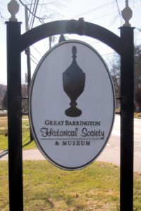 museum-sign-by-day